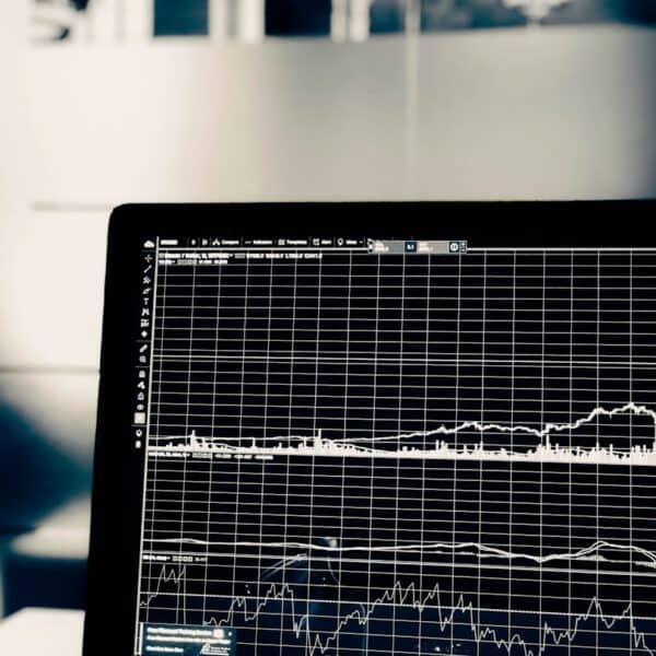 KI-gesteuerte Medienanalyse – KI-Systeme können Medieninhalte analysieren und Trends, Stimmungen und Meinungen erkennen, um Einblicke für Medienunternehmen und Werbetreibende zu liefern. Anwendungsfälle: Sentiment-Analyse von Social-Media-Posts, Trendanal