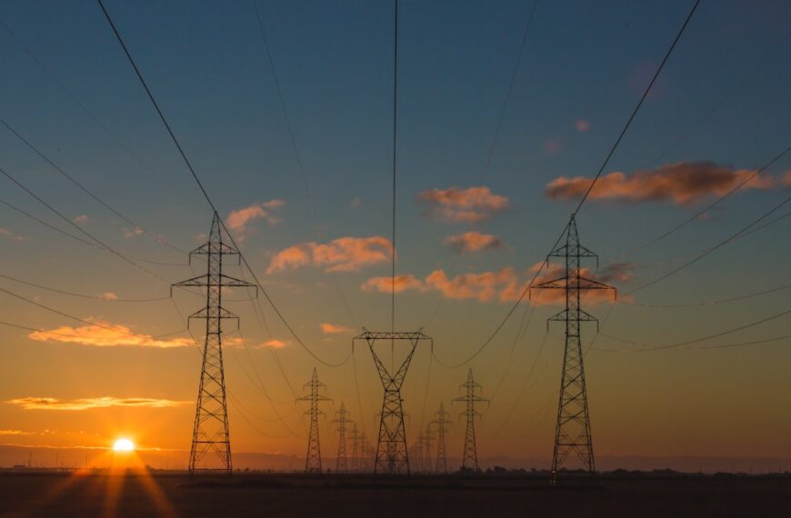 KI-gesteuerte Energiewende – KI-Systeme können Energiebedarfe analysieren und den Umstieg auf erneuerbare Energien sowie die Optimierung der Energieinfrastruktur unterstützen. Anwendungsfälle: KI-gestützte Energieprognosen, intelligente Netze, automatisie