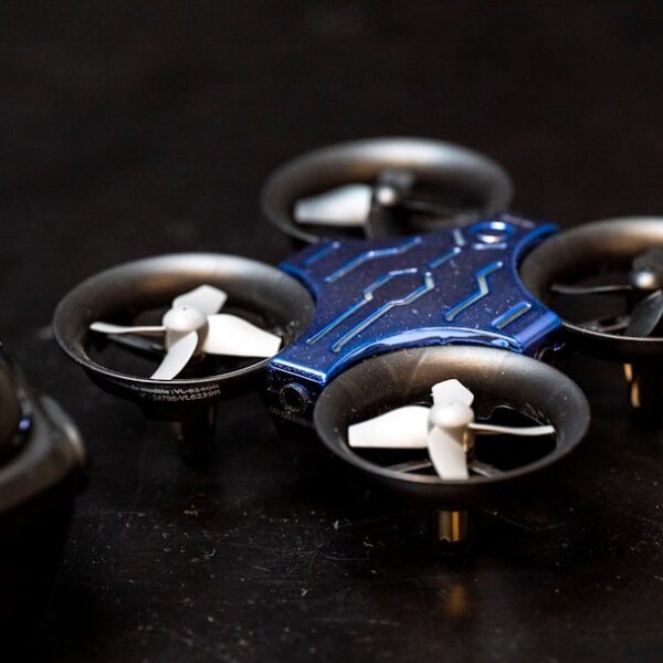 KI-basierte Drohnenüberwachung in Naturschutzgebieten – KI-Systeme können Drohnenflüge analysieren, um unerlaubte Aktivitäten oder Wilderer zu erkennen und Maßnahmen zum Schutz der Tierwelt zu ergreifen. Anwendungsfälle: Echtzeit-Überwachung von Naturschu