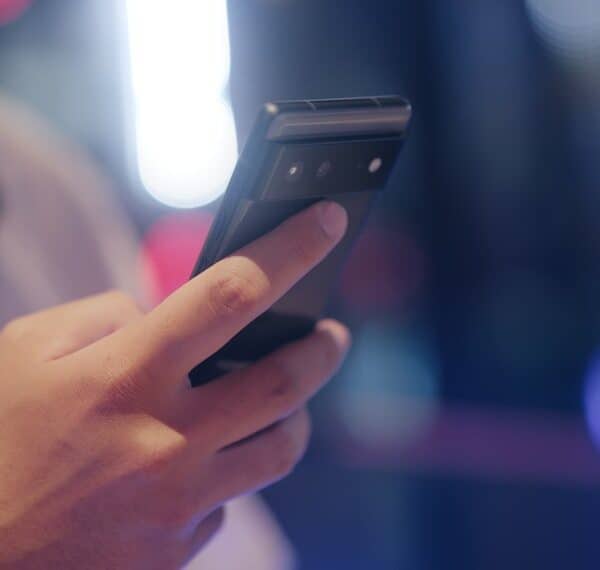 KI-basierte Sprachsteuerung für Smart Cities – KI-Systeme können Stadtbewohner bei verschiedenen Aufgaben unterstützen, wie etwa öffentliche Verkehrsmittel, Abfallentsorgung oder behördliche Dienstleistungen. Anwendungsfälle: intelligente Verkehrsleitsyst