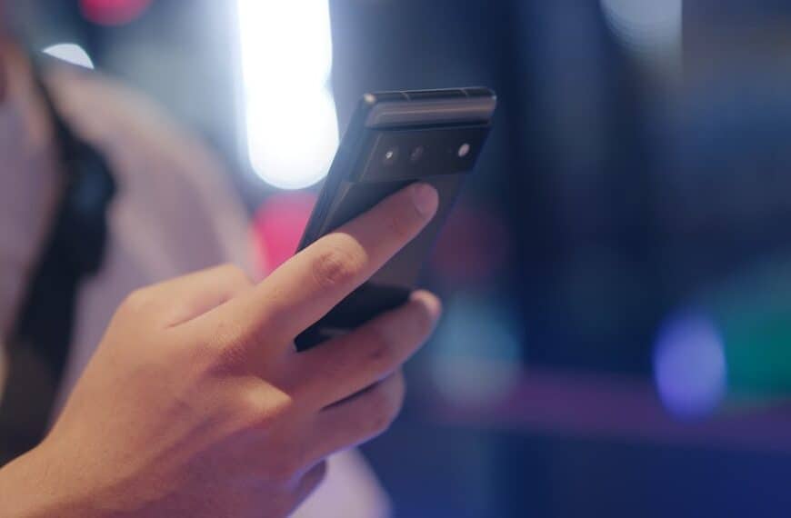 KI-basierte Sprachsteuerung für Smart Cities – KI-Systeme können Stadtbewohner bei verschiedenen Aufgaben unterstützen, wie etwa öffentliche Verkehrsmittel, Abfallentsorgung oder behördliche Dienstleistungen. Anwendungsfälle: intelligente Verkehrsleitsyst