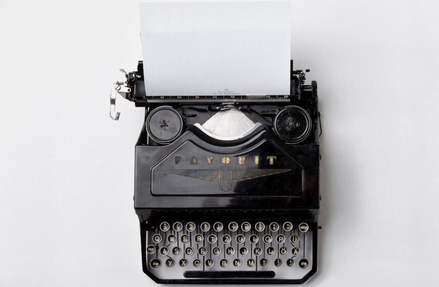 AI-powered Writing Assistance: Grammar and Spelling Corrections, Style Suggestions in Emails & Automatic Text Generation
