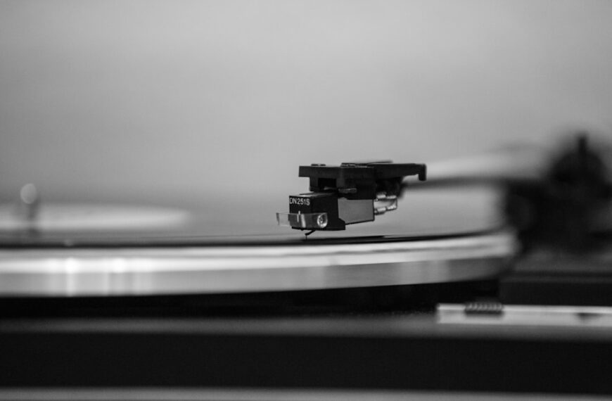 AI-based Music Recognition: Automatic Music Recognition Apps, Personalized Music Recommendations & AI-guided Music Mashups